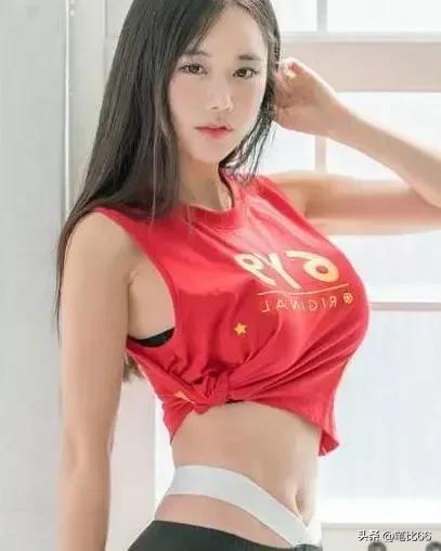 身材曲线凹凸紧致的紧身打底裤美女，婀娜多姿，韵味十足！