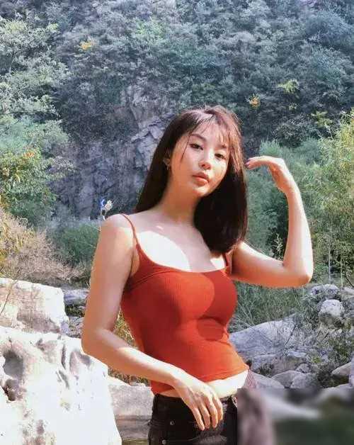 娱乐圈靠“屁股”出名的四大女星：蜜桃臀李菲儿，蝴蝶臀迪丽热巴