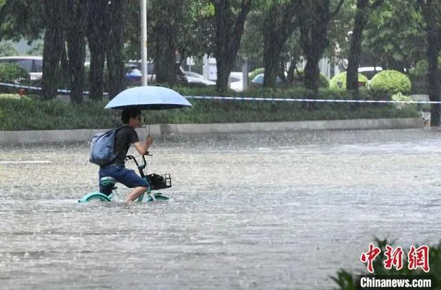 “台风欢送”“遇水则发”？多位明星配文翻车，道歉来了