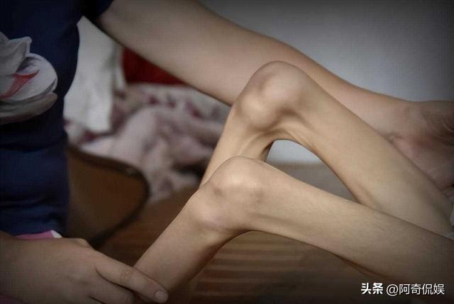 跪舔日本的中国美女记者，活活饿死在日本家中，父母拒绝为其收尸