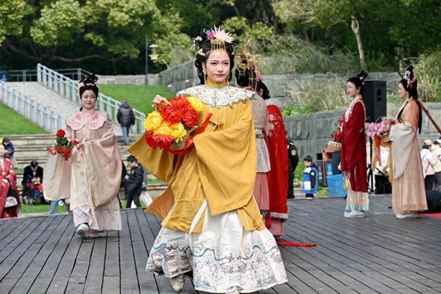 歌舞演出、非遗市集......花木街道纪念第114个“三八”国际妇女节活动举办