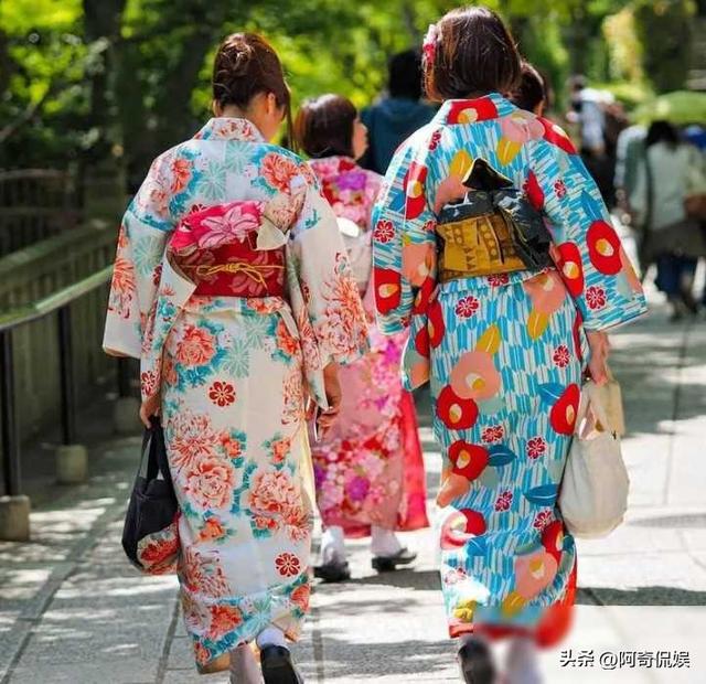 跪舔日本的中国美女记者，活活饿死在日本家中，父母拒绝为其收尸