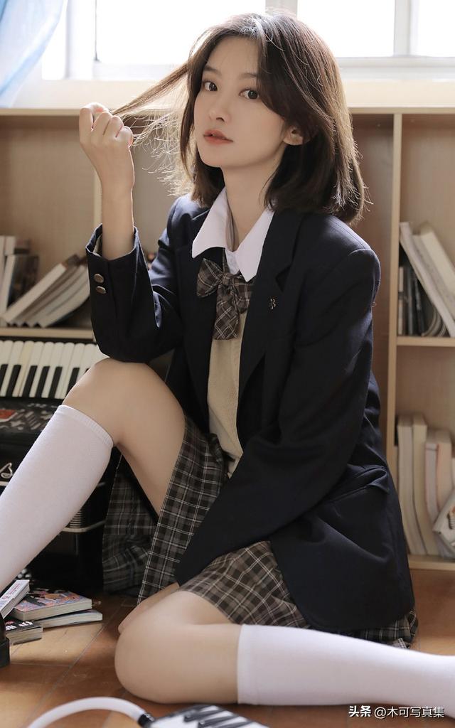 日系制服美女学生妹性感写真：尽显清纯与活力