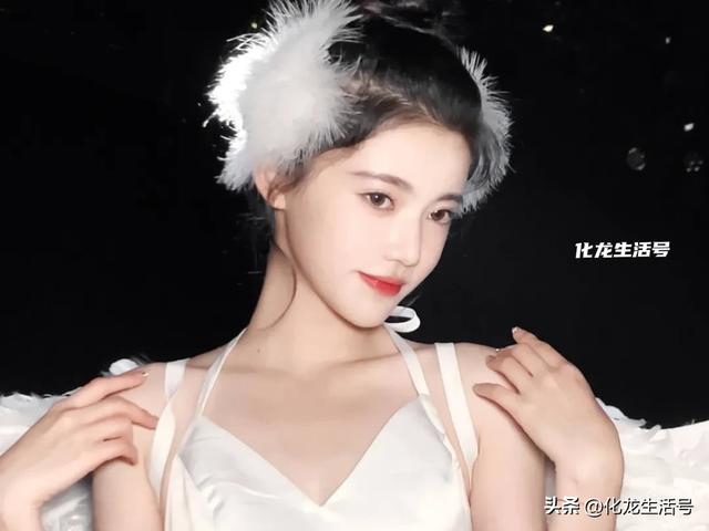 孙珍妮算不算顶级小美女？看看她和白鹿、 张一凡合照就有答案了