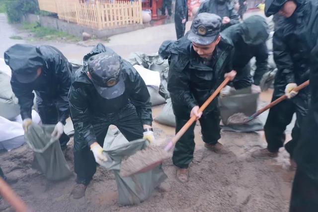 远离河道！北京暴雨预警降级，但还有雨！4架陆军直升机空投救援，他们都在行动