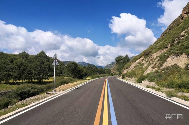 青海湟源塔湾村：道路平坦通乡村  振兴搭上“快车道”