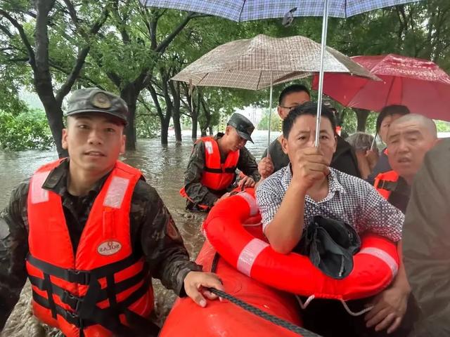 远离河道！北京暴雨预警降级，但还有雨！4架陆军直升机空投救援，他们都在行动