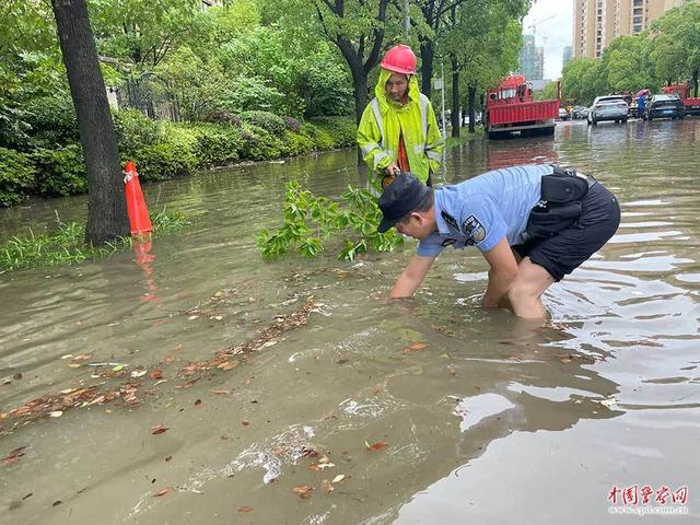 坚守风雨中 这身影让人心安