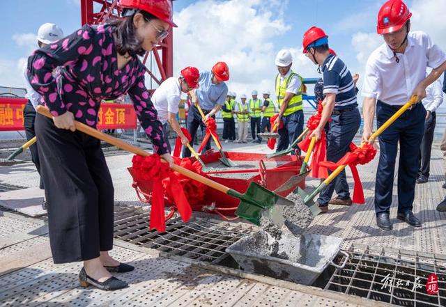 上海这座双子摩天塔楼核心筒全面封顶！滴水湖畔立起区域新地标