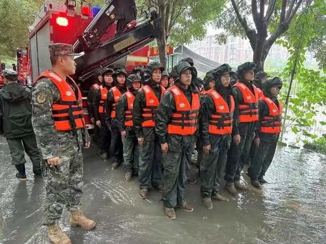 远离河道！北京暴雨预警降级，但还有雨！4架陆军直升机空投救援，他们都在行动