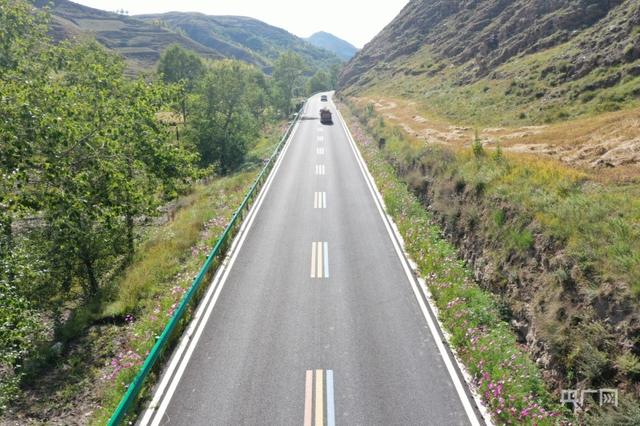 青海湟源塔湾村：道路平坦通乡村  振兴搭上“快车道”