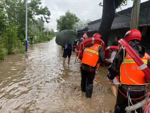 远离河道！北京暴雨预警降级，但还有雨！4架陆军直升机空投救援，他们都在行动