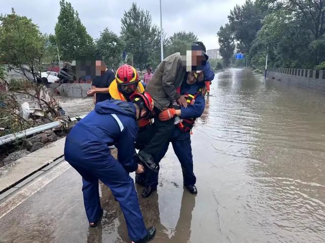 远离河道！北京暴雨预警降级，但还有雨！4架陆军直升机空投救援，他们都在行动