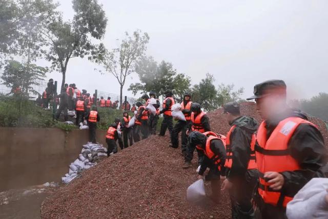 远离河道！北京暴雨预警降级，但还有雨！4架陆军直升机空投救援，他们都在行动