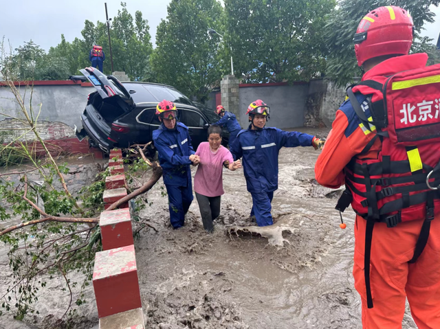 远离河道！北京暴雨预警降级，但还有雨！4架陆军直升机空投救援，他们都在行动