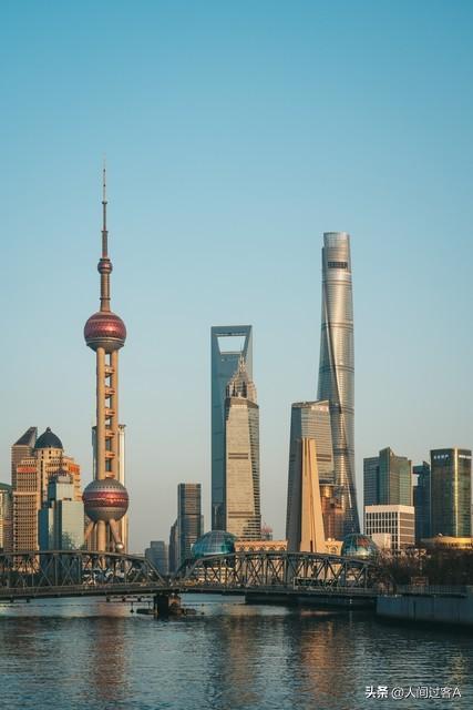 我国开放度最大的上海外高桥保税区投入运营