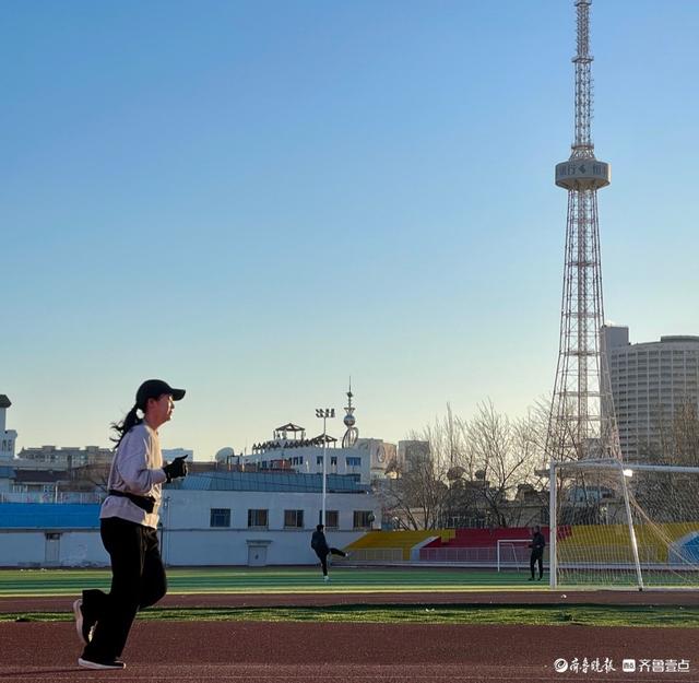 山东大学运动场上，冬练的师生们