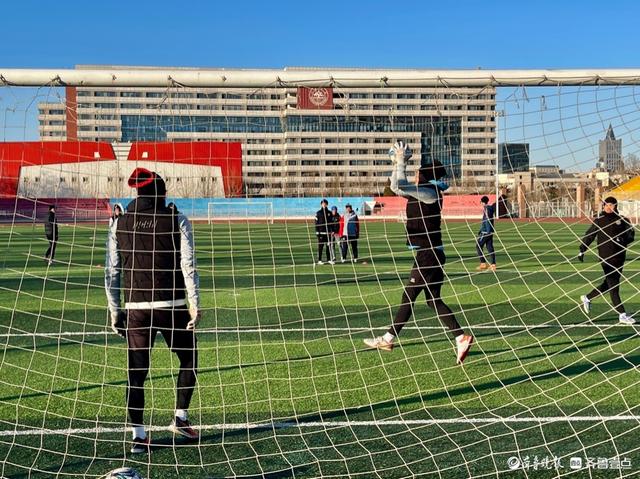 山东大学运动场上，冬练的师生们