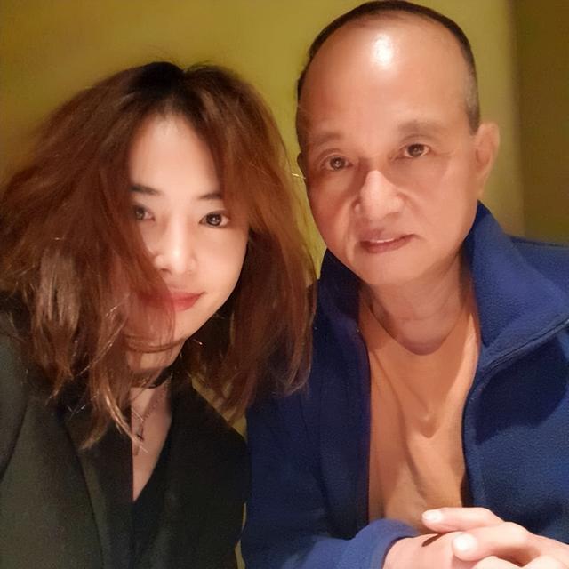 蔡依林：有过三段失败恋情，44岁仍未婚，再婚父亲60岁后连生两子