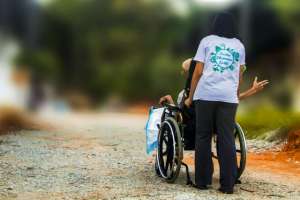 电动轮椅车(电动轮椅怎么选？一年买4部电动轮椅得到的血泪教训，一次性分享)