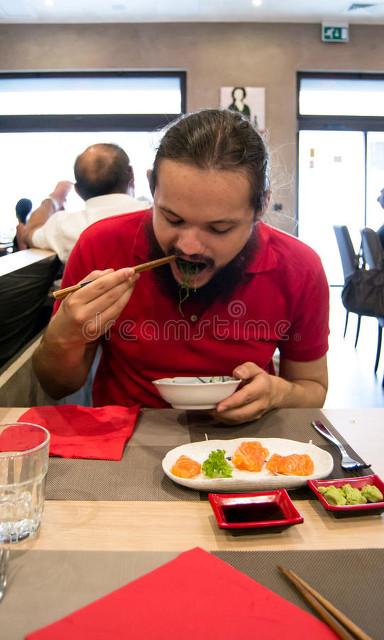 外国人杀马现场，用绳子放倒就是一刀领盒饭，真是开眼界