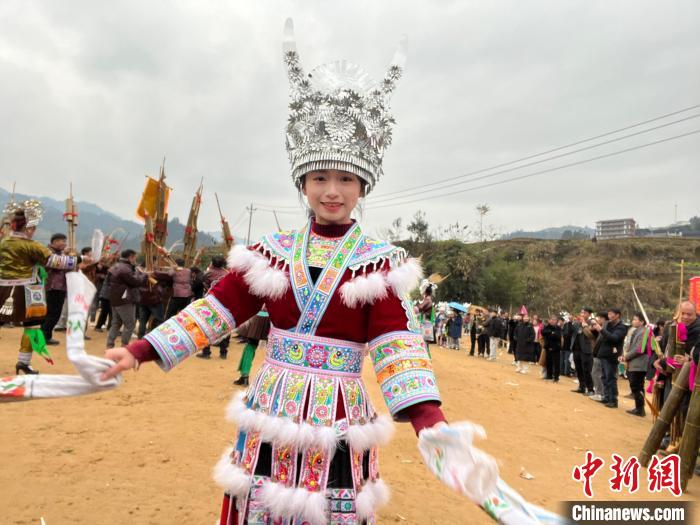 （新春走基层）银饰叮当裙摆扬：广西“00后”苗族姑娘的第一场百鸟衣秀