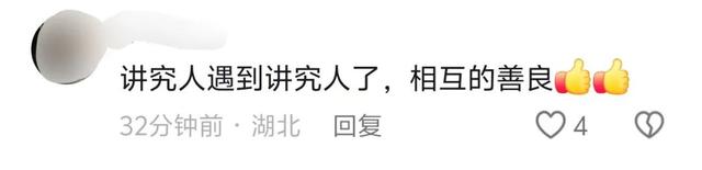 “别管了？这不是白活了吗！”河北卖菜老人剐蹭汽车，坚持拿出所有现金赔偿！