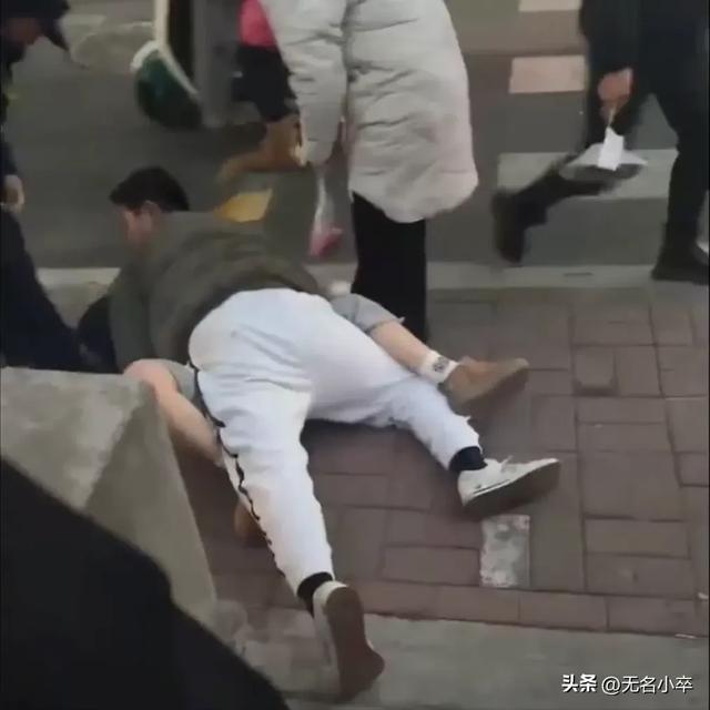 炸裂！高校女友曝光男友出轨，竟被男友按地上强吻，画面太露骨