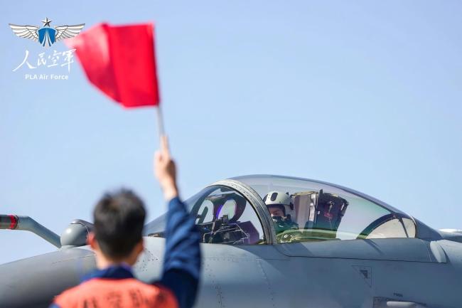 亮剑云端！南部战区空军航空兵组织跨昼夜飞行训练