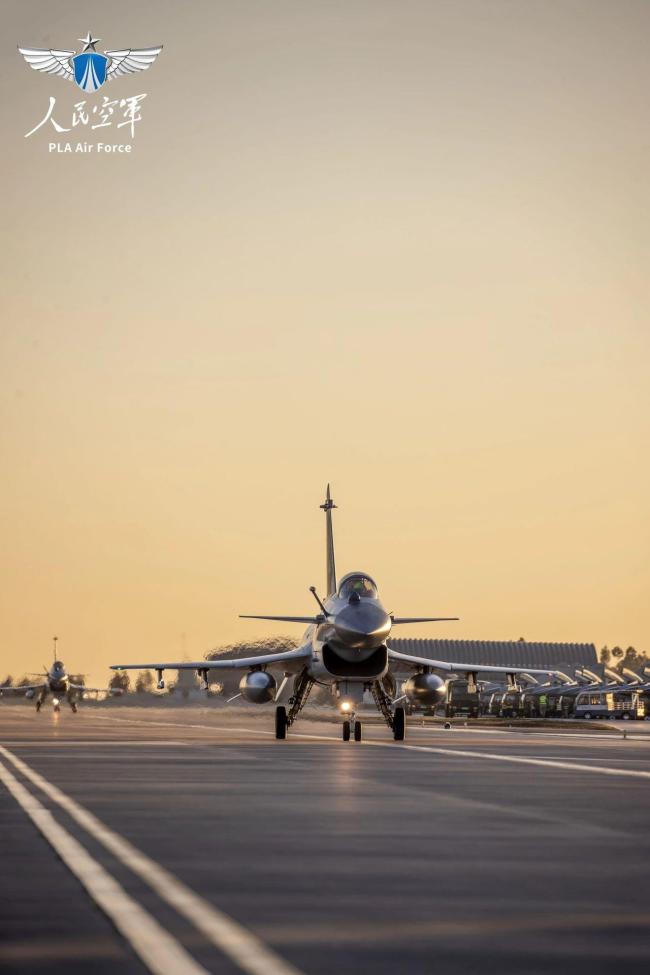 亮剑云端！南部战区空军航空兵组织跨昼夜飞行训练