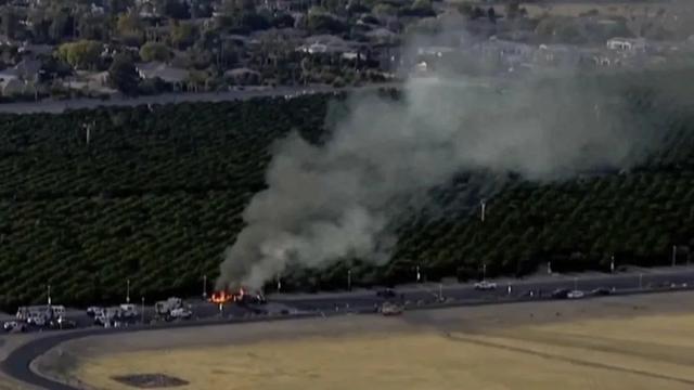 美国一飞机与汽车相撞！现场浓烟滚滚！5人当场死亡