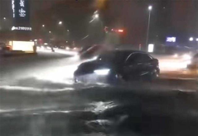 四川宜宾遭遇大风暴雨袭击：酒店玻璃门破裂，彩钢瓦倒塌