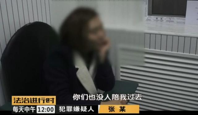 真的猛女，敢于笑对刑拘：女学生持刀进地铁，还踢民警裆！