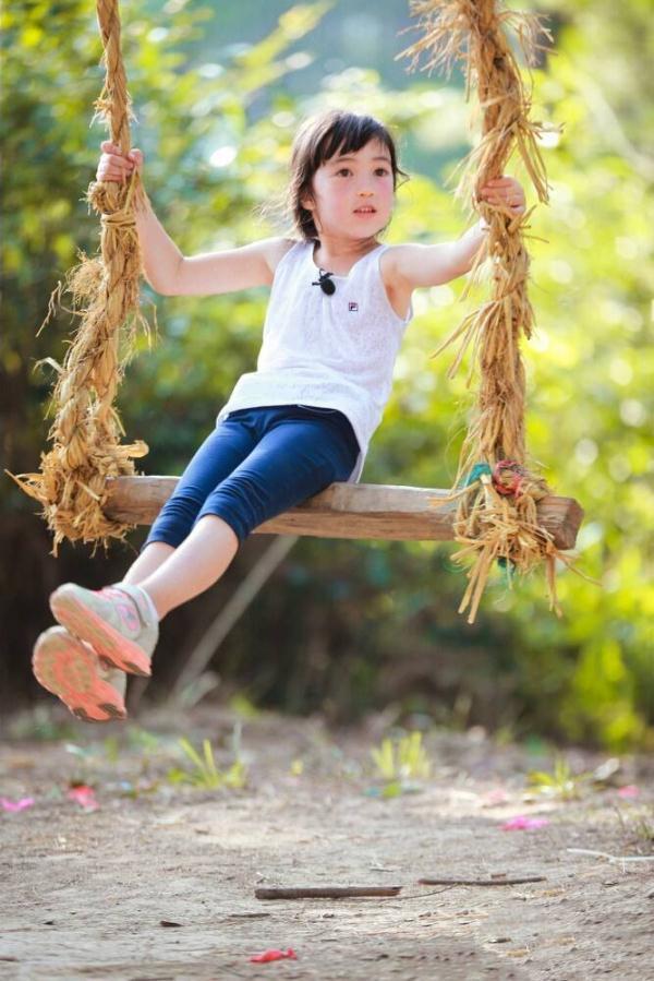 当年跟诺一“两小无猜”的夏天，如今蜕变成小美女，一双长腿吸睛