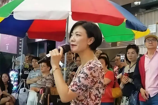 香港女星疑出轨人夫，看电影摸屁股车内激吻多图曝光，偏爱土豪男