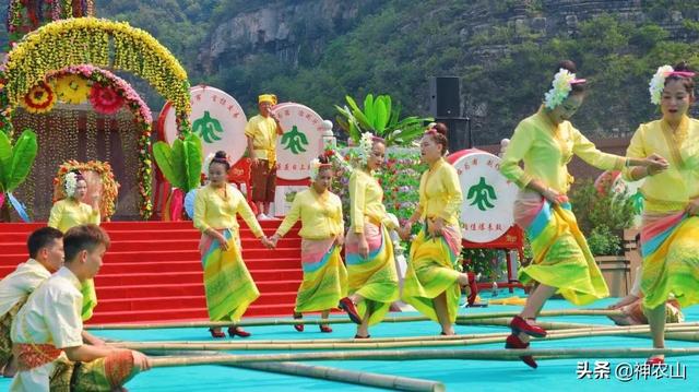 神农山泼水狂欢节开始啦！傣族美女蹦傣迪，泼起来！