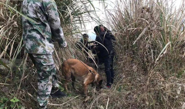 七旬老汉宁躺地也不睡床，邻居察觉不对劲报案，警方当即逮捕判刑