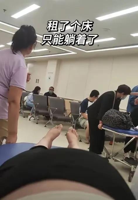 北京女主持人生孩子，顺产痛到脸变形，没哭没叫喜获7斤男娃