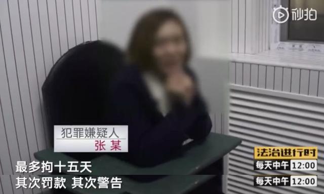 真的猛女，敢于笑对刑拘：女学生持刀进地铁，还踢民警裆！