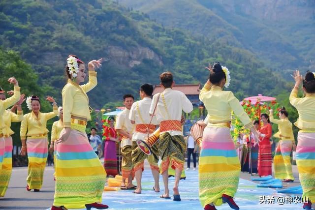 神农山泼水狂欢节开始啦！傣族美女蹦傣迪，泼起来！