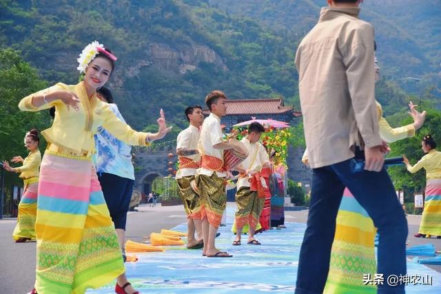 神农山泼水狂欢节开始啦！傣族美女蹦傣迪，泼起来！