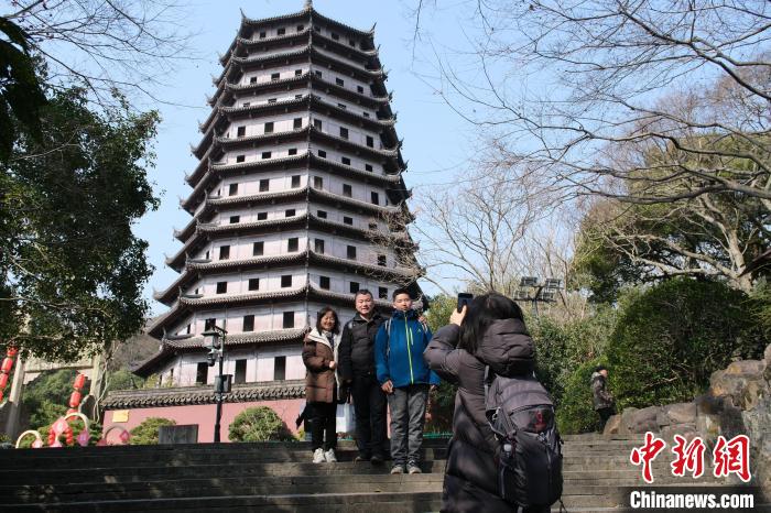 （新春走基层）探访杭州六和塔 登千年古塔揽钱塘春景