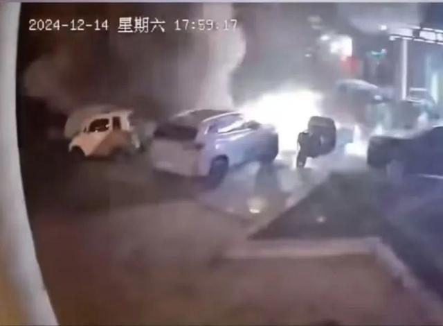 猛烈爆炸！致4人受伤，疑多辆车被炸坏，21楼住户玻璃震裂