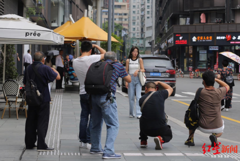 扎堆太古里专拍美女 拍客：没街拍就没《胜利之吻》