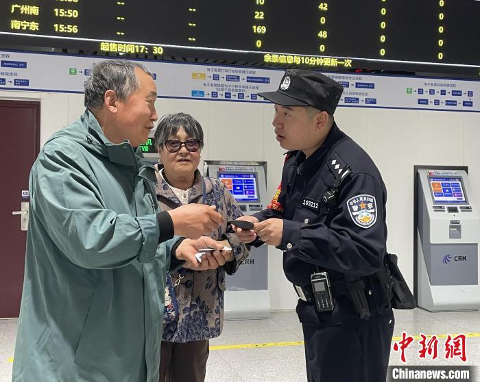 春运一线奶爸警长“蹲式执法”暖人心