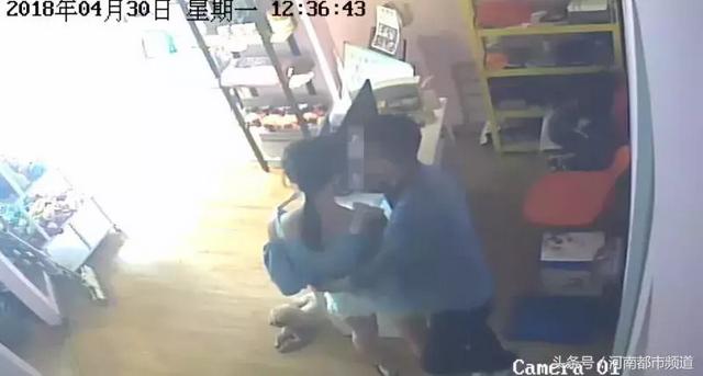 长相甜，身材好！19岁美女店长遭男熟客“咸猪手”，画面猥琐！