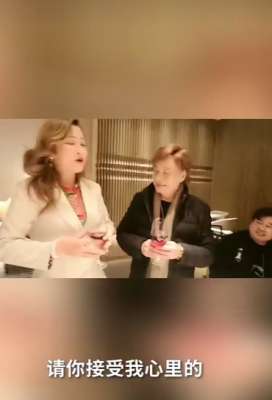 敬酒歌美女(72岁梁小龙惹争议，现身聚会遇美女劝酒，两人搂腰靠头姿势亲密)