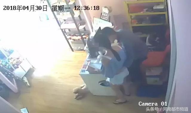 长相甜，身材好！19岁美女店长遭男熟客“咸猪手”，画面猥琐！