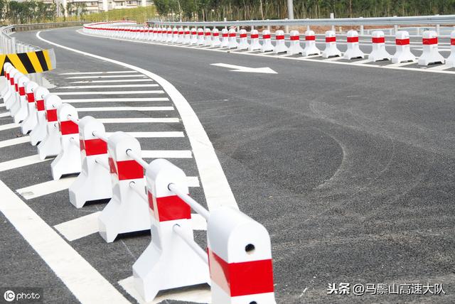 驶入高速公路开什么灯