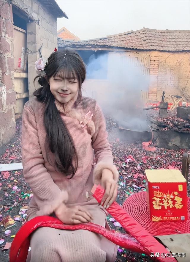 美女开直播放炮，衣服破洞、脸被崩得黢黑，网友：灾难中的天使